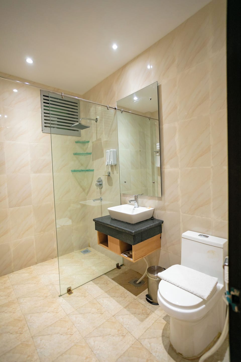Shower, rainfall showerhead, free toiletries, slippers