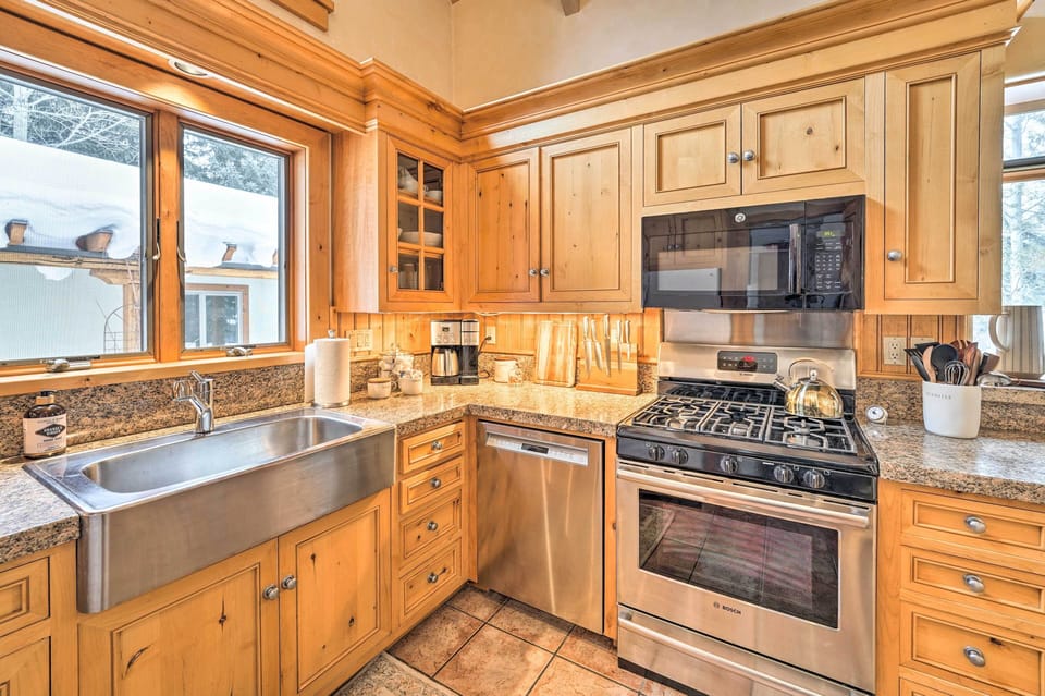 Fully Equipped Kitchen | Trash Bags & Paper Towels