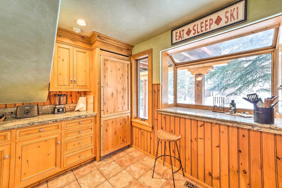 Fully Equipped Kitchen | Trash Bags & Paper Towels