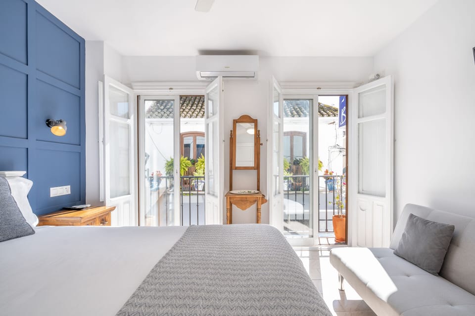 Deluxe Double Room, Private Bathroom, City View (Habitación 4) | Individually decorated, individually furnished, iron/ironing board