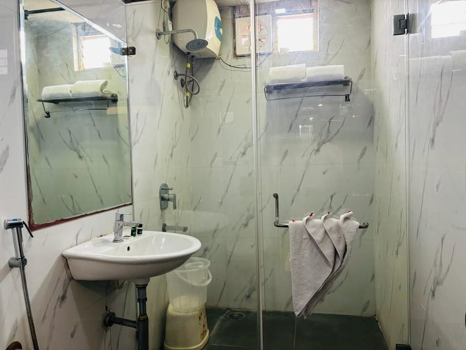 Shower, rainfall showerhead, free toiletries, towels