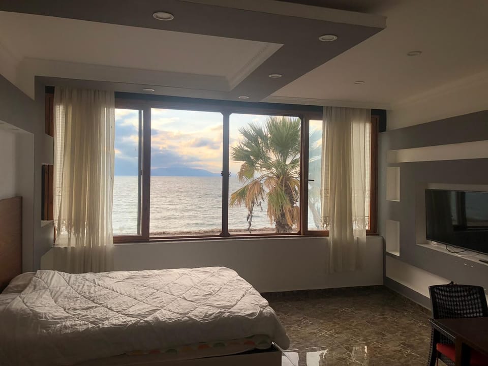 Deluxe Room | Premium bedding, in-room safe, WiFi (free)