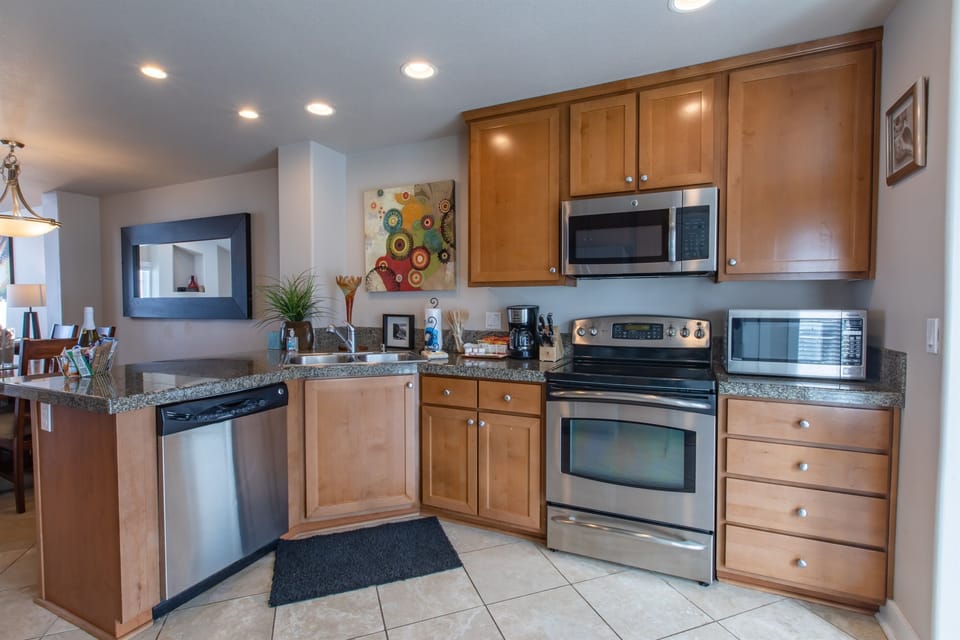 Full kitchen with coffee bar