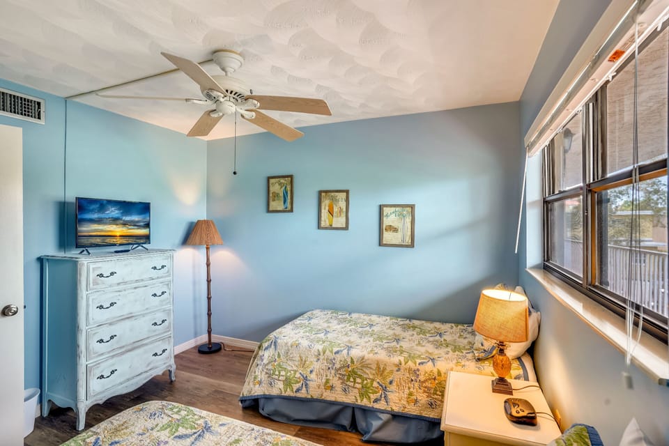 Guest Bedroom with 2 Twin Beds and TV