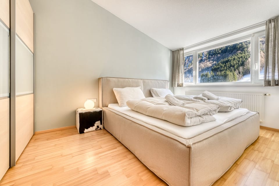 2 bedrooms, travel crib, free WiFi, bed sheets