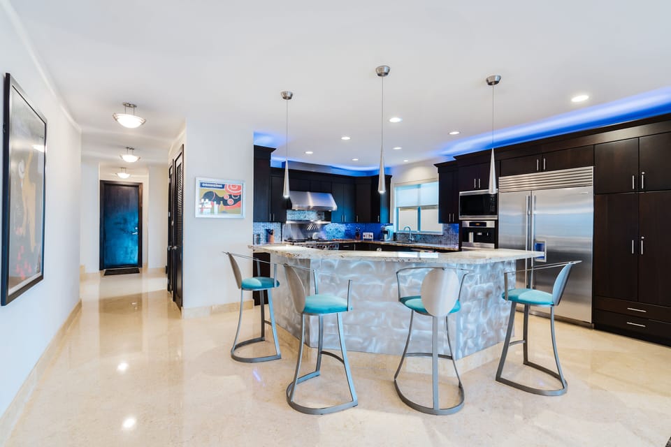 Kitchen Bar / Island 
