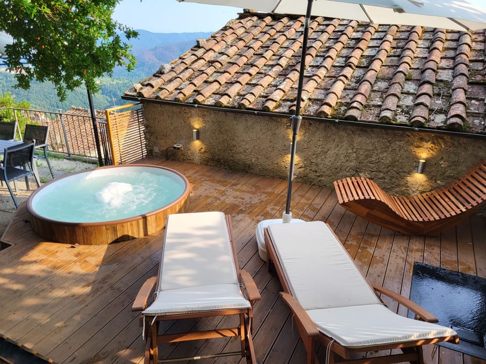 Outdoor spa tub