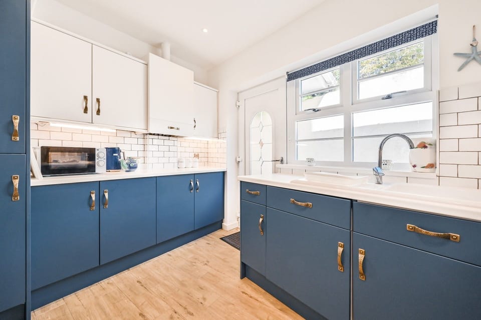 Well equipped Modern Kitchen - The Ellington Court Self Catering Holiday Apartment in Torquay.