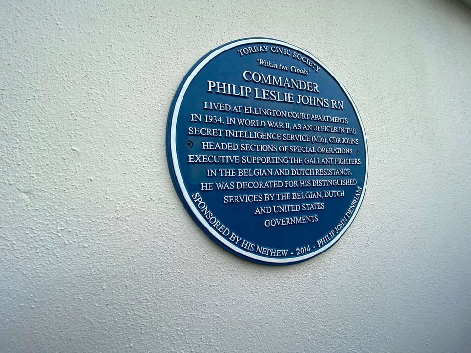 The Ellington Court Apartment - Blue Plaque