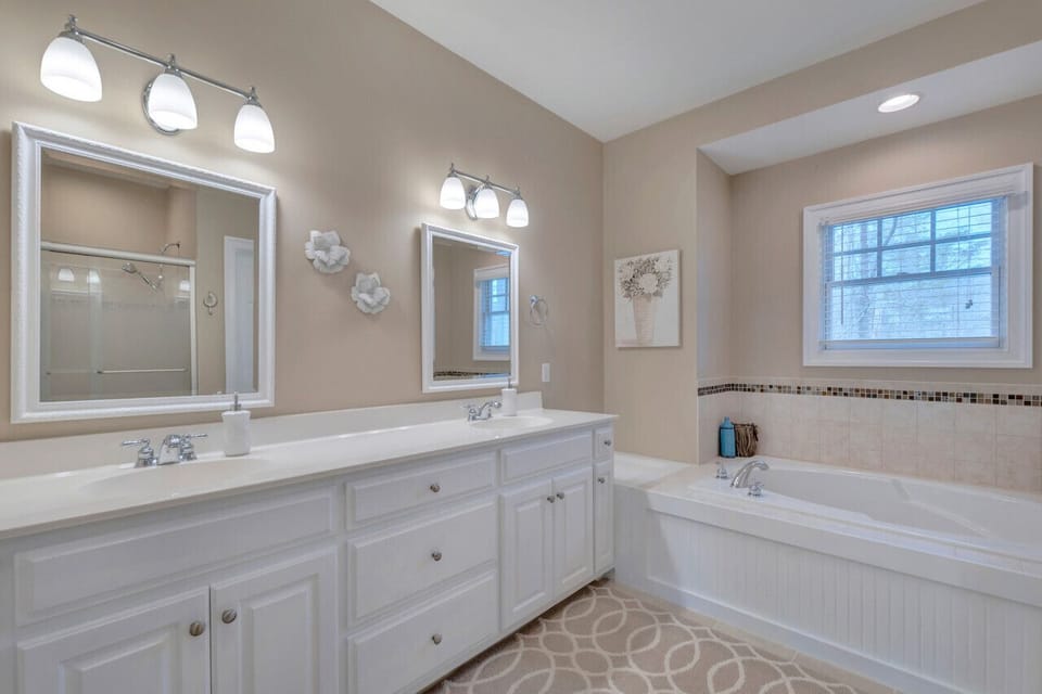 King Master bathroom
