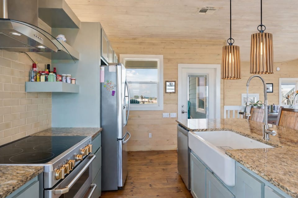 Chef's kitchen w/large refrigerator (craft ice!), induction stove, double oven
