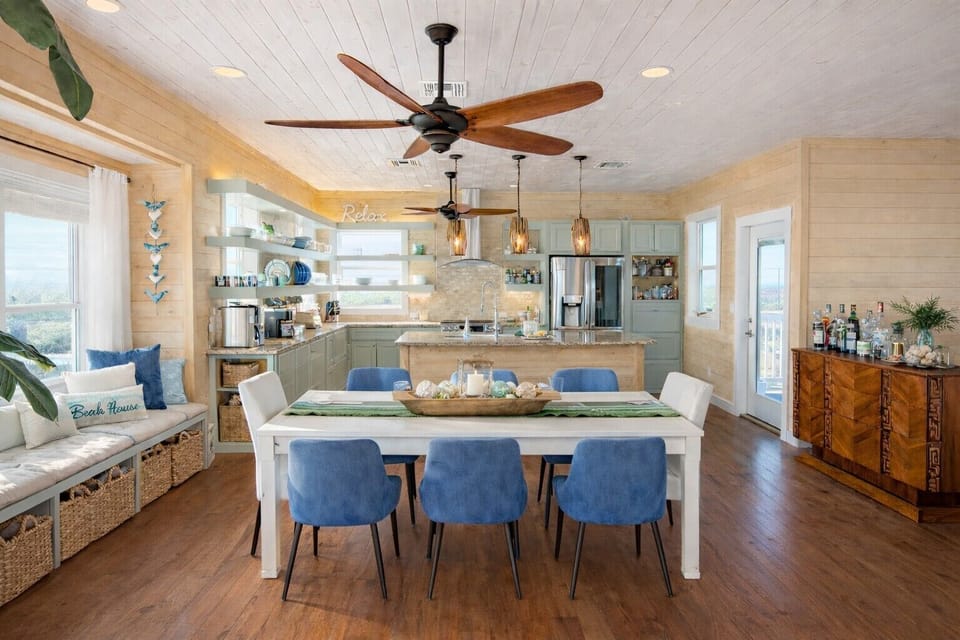 Dining area/kitchen