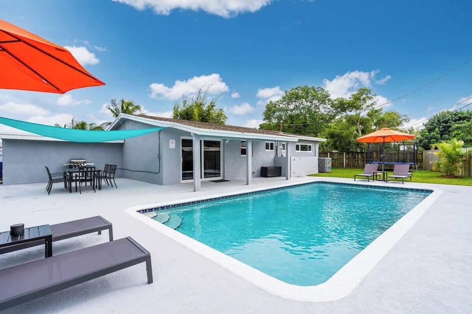 ☀️ Relax in your private tropical oasis! This stylish vacation rental features a sparkling pool, shaded loungers, outdoor dining, and palm-lined privacy—perfect for families, remote workers, or weekend getaways. Book your dream stay today!