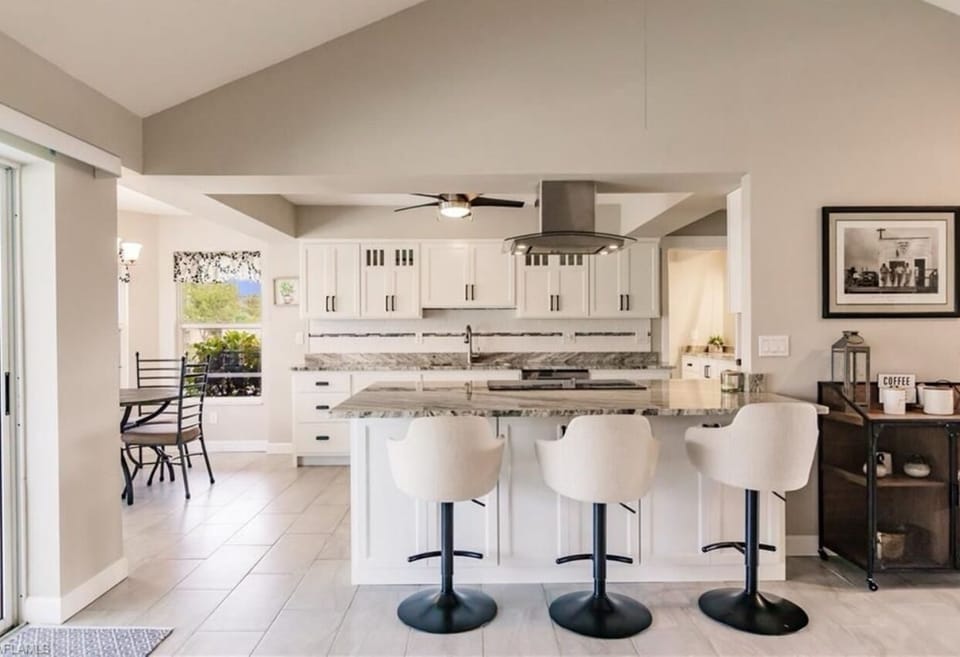 Breakfast Bar/Kitchen