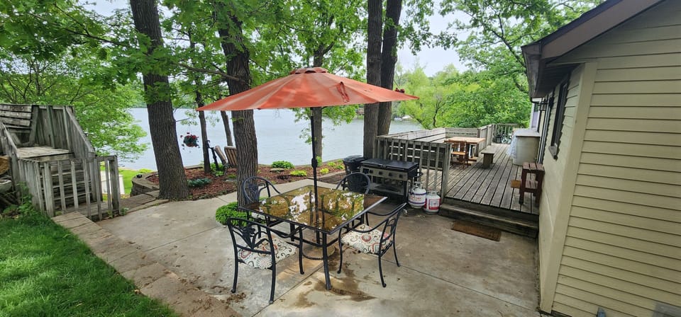 Upper patio and deck with stunning views and plenty of seating 