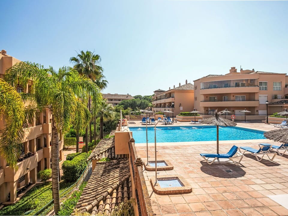 Residential Area, Town, Apartment, Human Settlement, Home, Estate, Resort, Swimming Pool, Condominium, Hotel