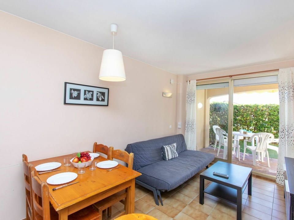 Table, Furniture, Property, Building, Couch, Tableware, Wood, Interior Design, Wall, Floor