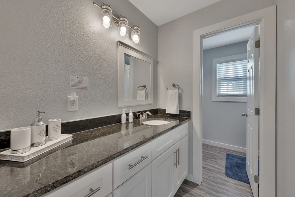 Ensuite Bathroom with Tub/Shower Combo