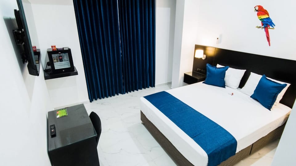 Superior Room, 1 Queen Bed | Minibar, in-room safe, desk, laptop workspace