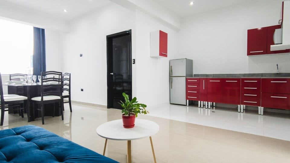 Deluxe Studio Suite | Minibar, in-room safe, desk, laptop workspace