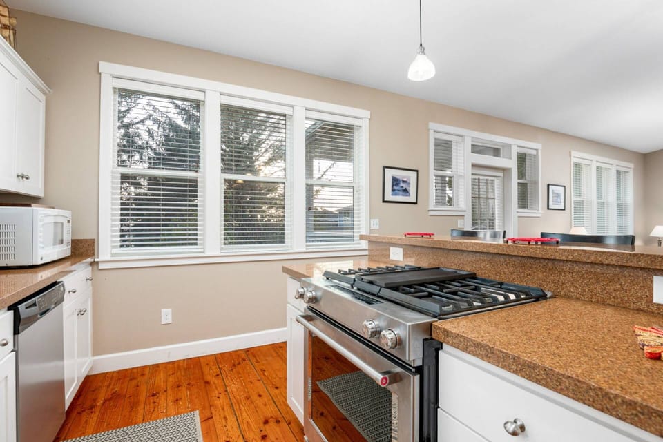 "The kitchen had amazing stainless steel pots and pans, nice knives, great cooking utensils." - Jennifer
