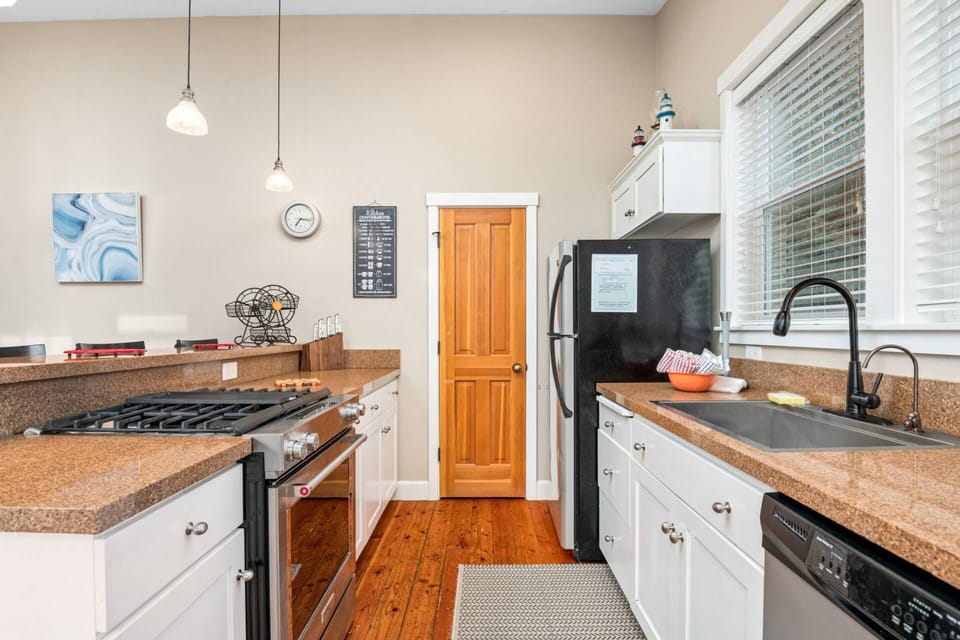 Cook delicious meals for breakfast, lunch, and dinner in this fully equipped kitchen. We suggest grabbing some seafood from a local market.