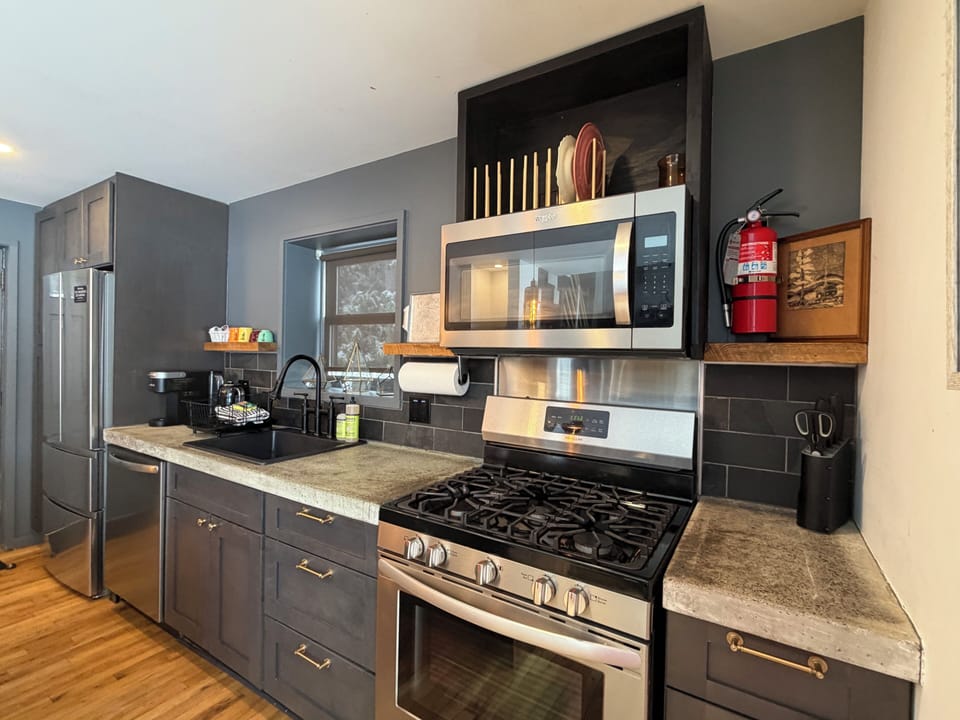 Gas stove and oven. Microwave.