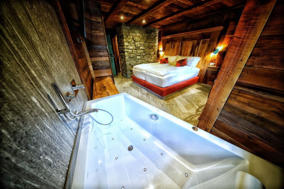 Deluxe Double Room, 1 King Bed, Non Smoking, Jetted Tub | Egyptian cotton sheets, premium bedding, down comforters