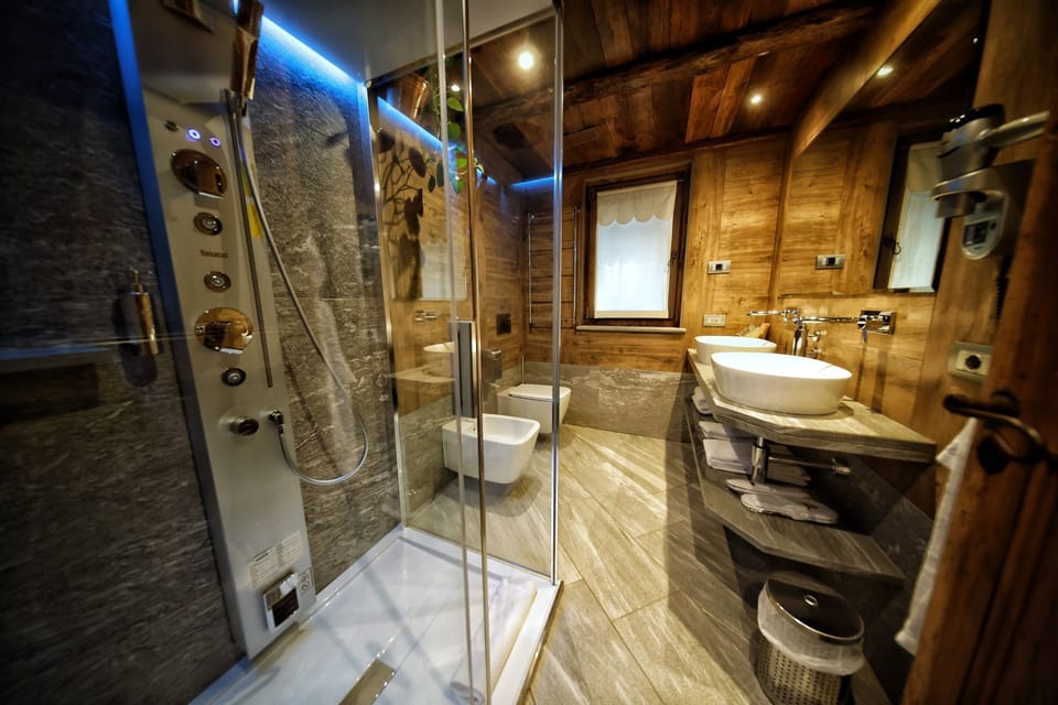 Deluxe Double Room, 1 King Bed, Non Smoking, Ensuite | Bathroom | Shower, hydromassage showerhead, hair dryer, bathrobes