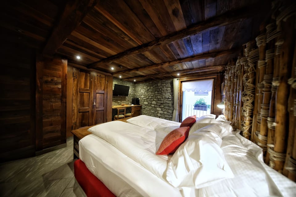 Deluxe Double Room, 1 King Bed, Non Smoking, Ensuite | Egyptian cotton sheets, premium bedding, down comforters