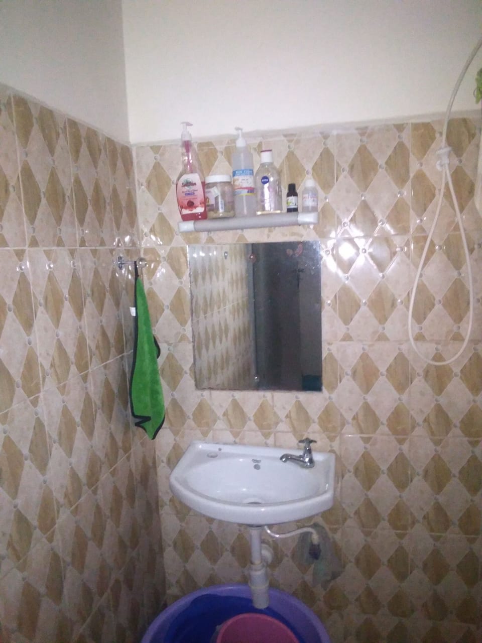 Economy Studio, 1 Queen Bed | Bathroom | Slippers