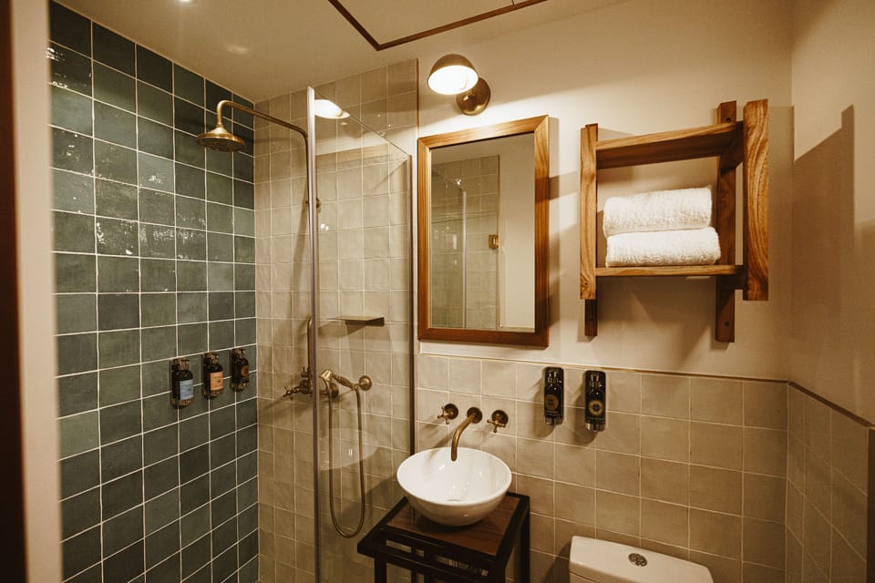 Shower, rainfall showerhead, free toiletries, hair dryer