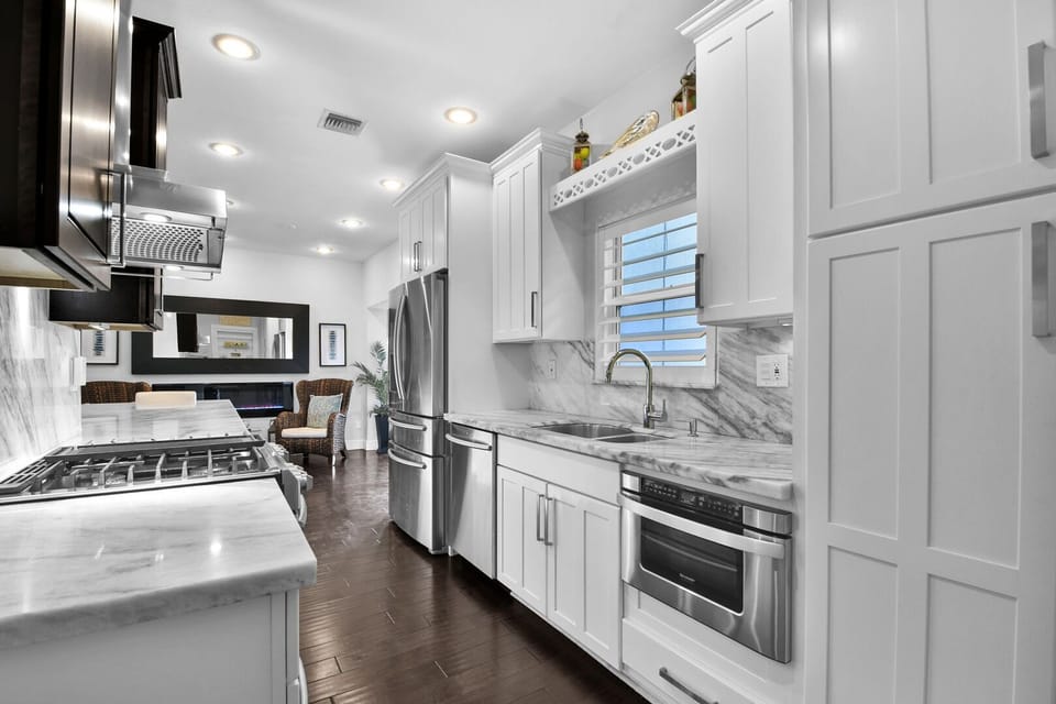 Modern Kitchen
Immaculately clean 
Quality Fixtures and fittings
All utensils and equipment provided as standard.