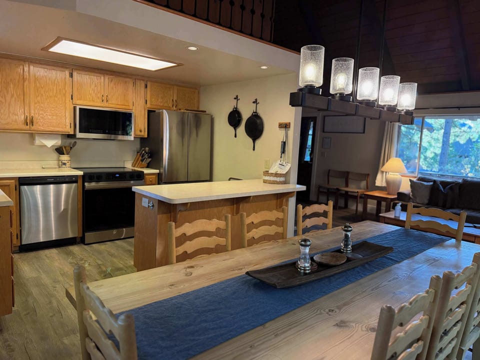 Well equipped kitchen with all new appliances. 