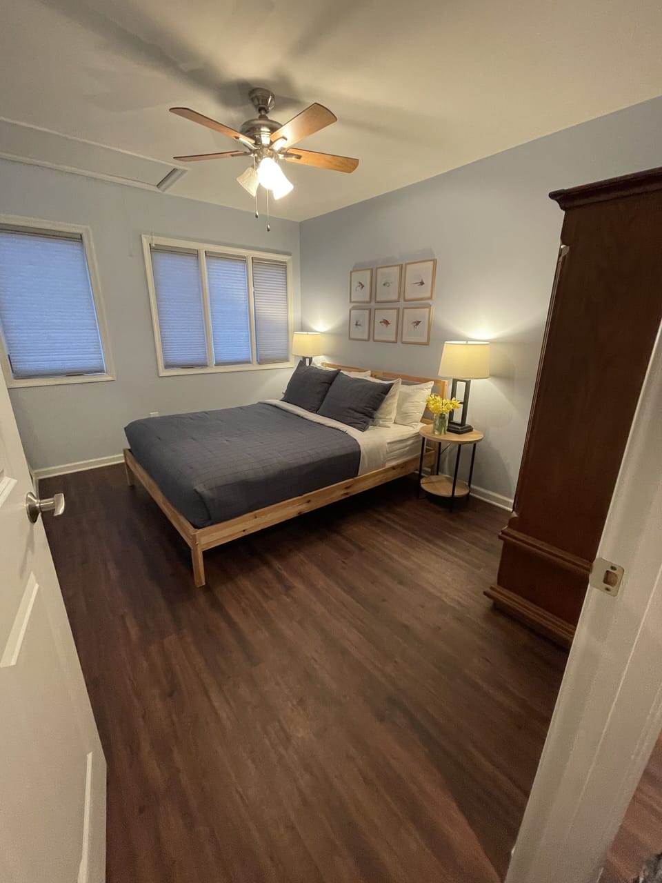 Master Bedroom
Queen size bed