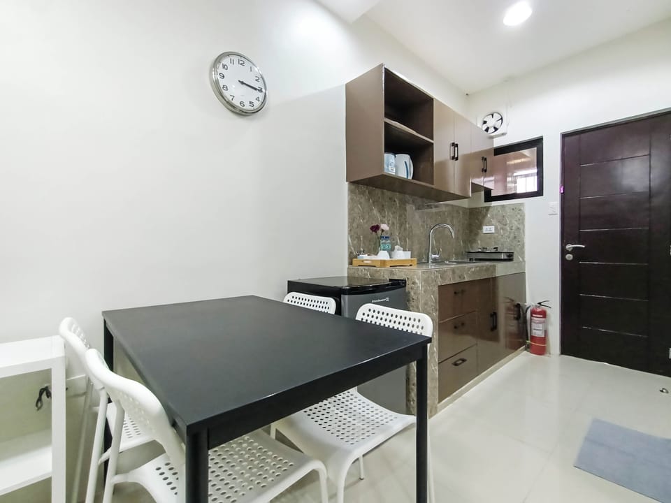 Apartment, 2 Bedrooms | Dining room