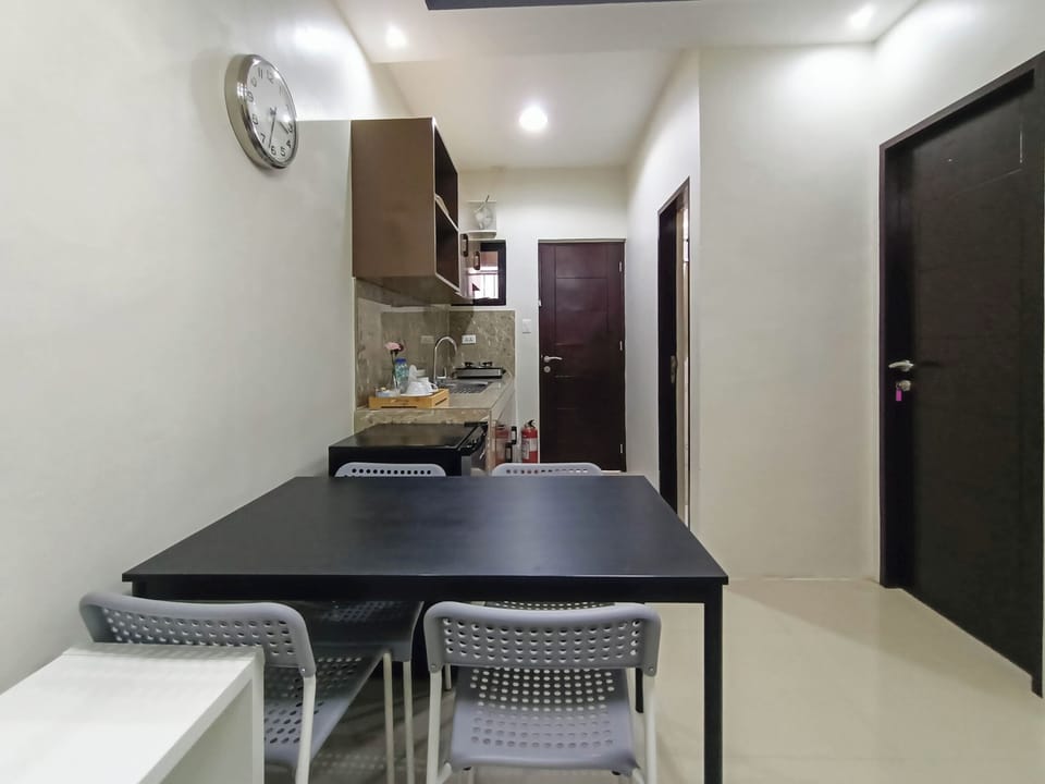 Apartment, 2 Bedrooms | Dining room