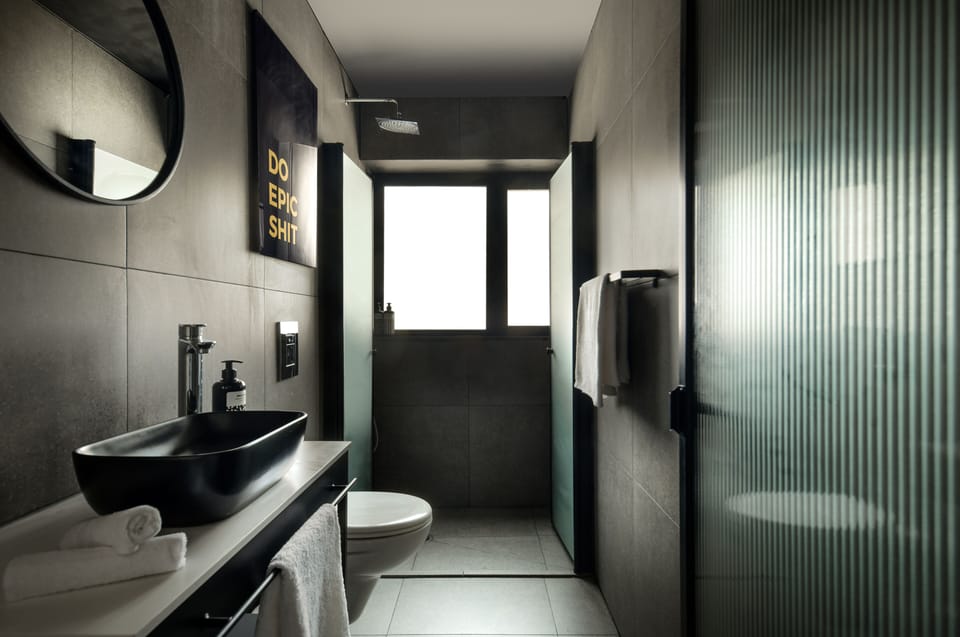 Family Suite | Bathroom | Shower, rainfall showerhead, hair dryer, towels