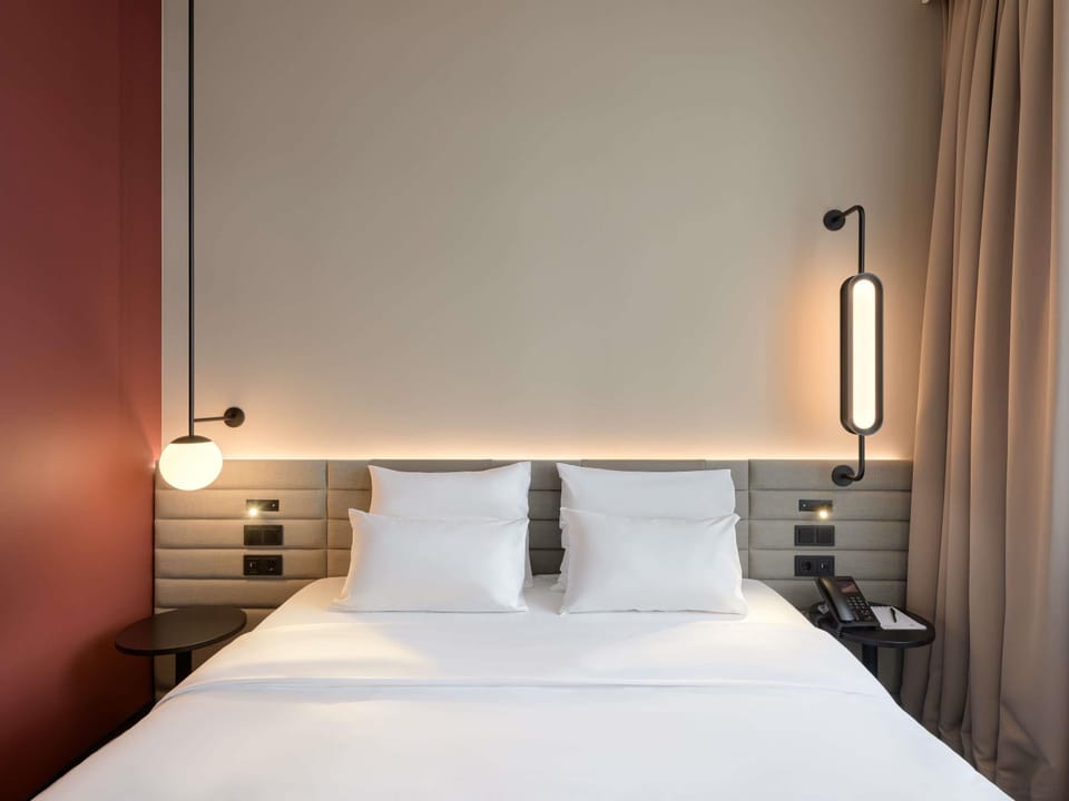 Standard Room, 1 Double Bed | Hypo-allergenic bedding available, minibar, in-room safe