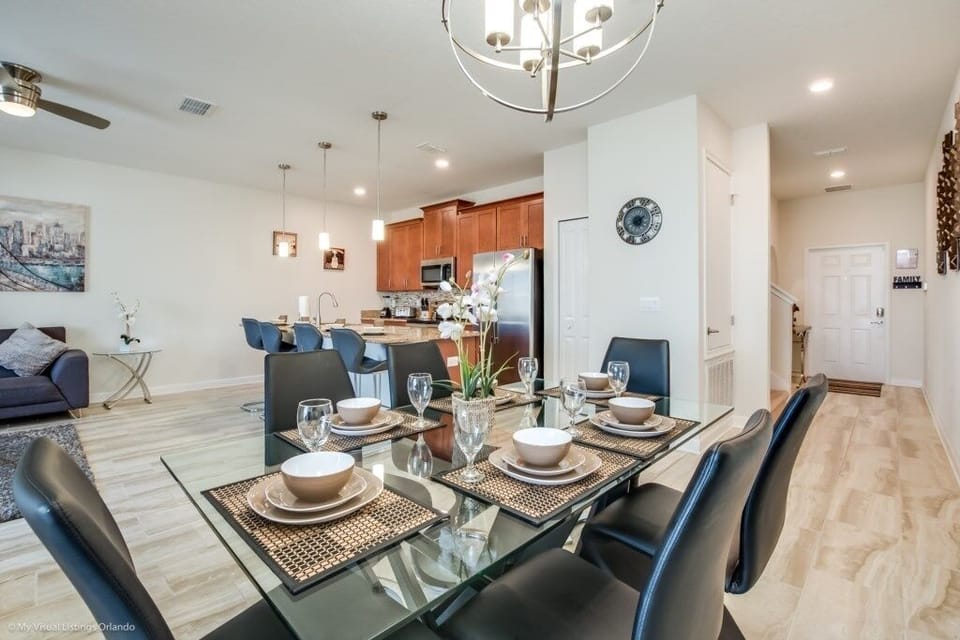Townhome, 4 Bedrooms | Dining room