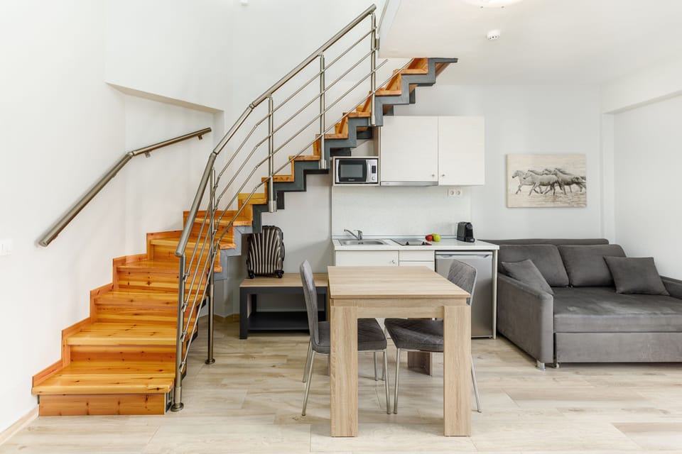 Family Suite | Private kitchen | Mini-fridge, microwave, toaster, cookware/dishes/utensils