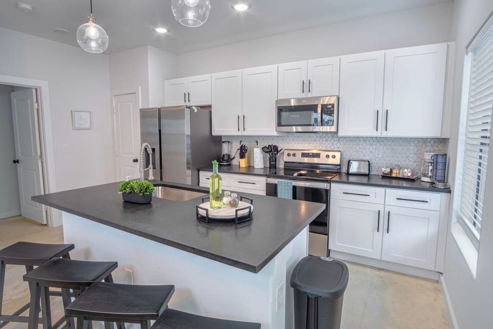 Apartment (3 Bedrooms) | Private kitchen | Microwave, oven, stovetop, cookware/dishes/utensils