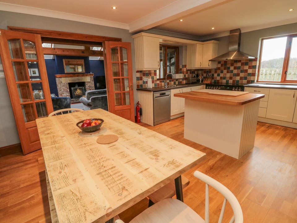 Cottage | Private kitchen | Fridge, microwave, dishwasher, electric kettle