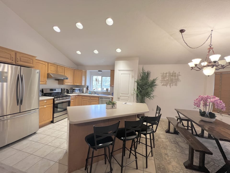 Kitchen & dining area 