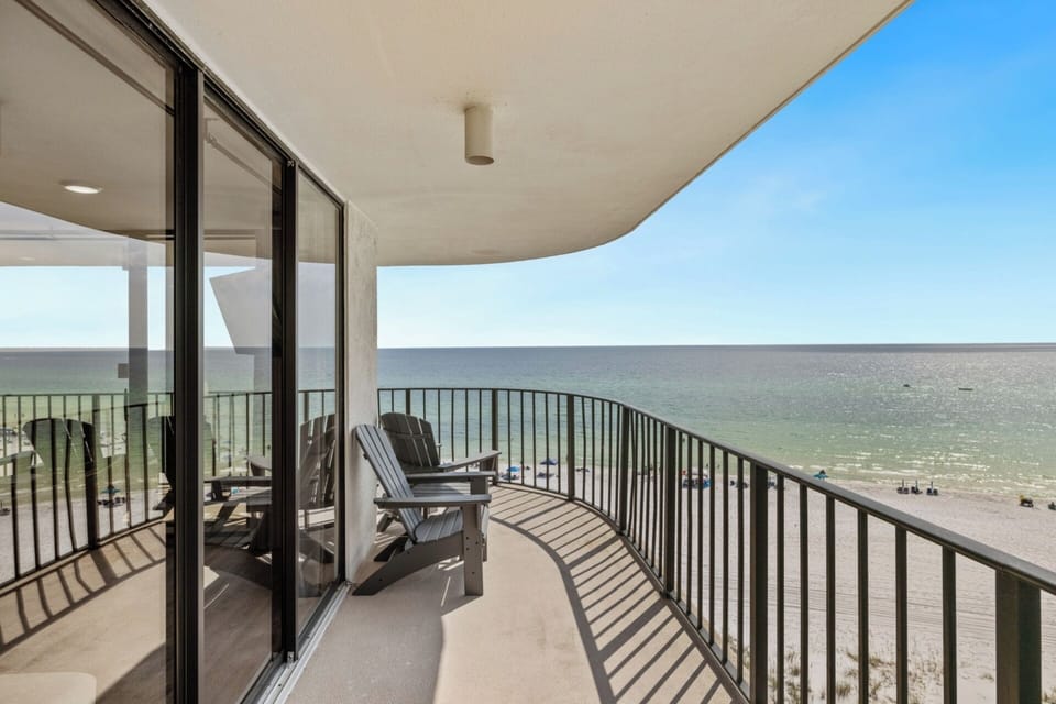 Balcony facing the beach and to the west