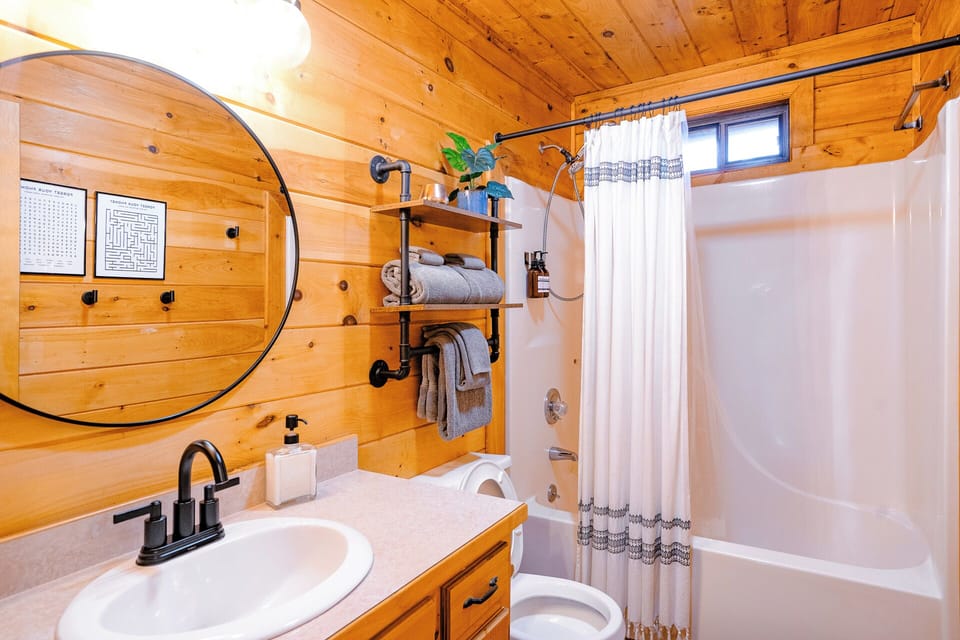 Main bath - shower/tub combo