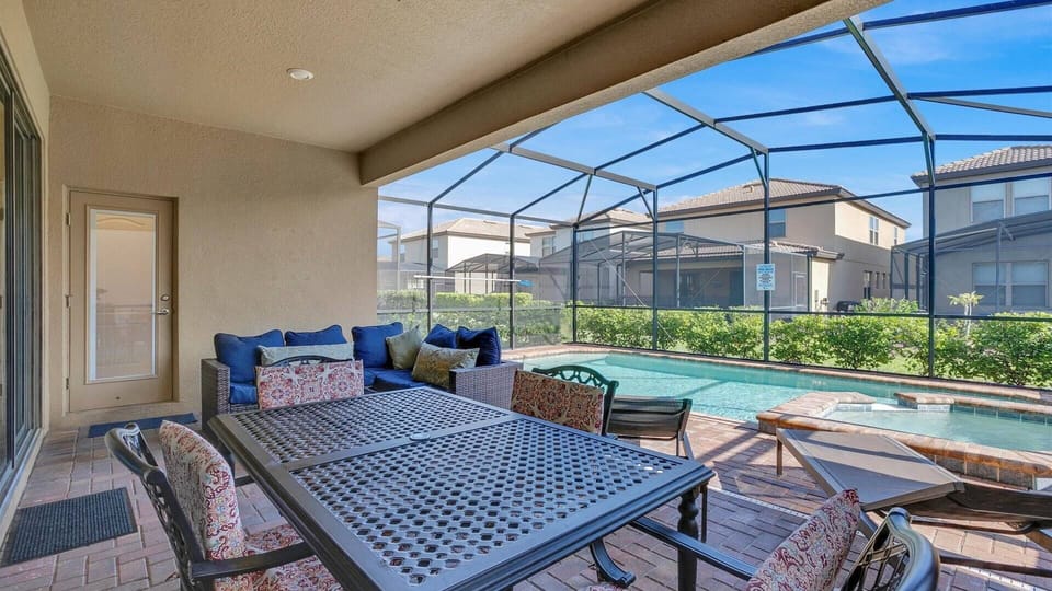 Beautiful 5 bed 5.5 bath villa located in Solterra Resort