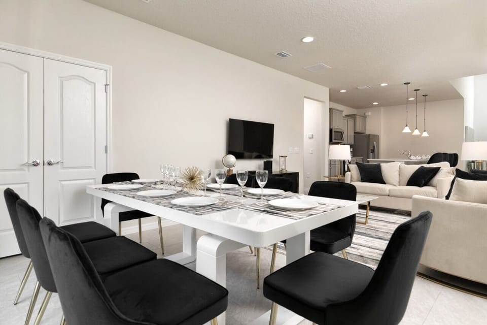 Dining room with 8 seats, integrated with the living room