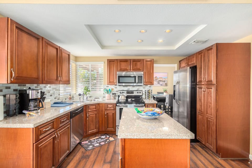 Kitchen with island 