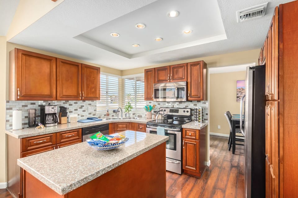 Kitchen that is fully stocked and SS appliances 